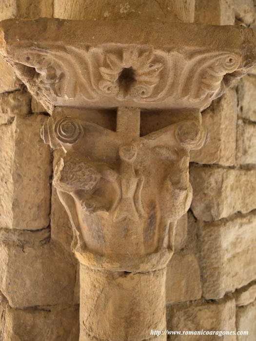 CAPITEL DEL ÁNGULO INTERIOR SUROESTE DEL CLAUTRO. LAUDA FUNERARIA EN EL MISMO.